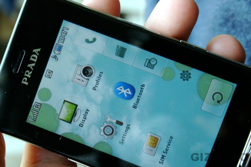 Illustration for article titled Settling this iPhone vs. LG Prada Nonsense